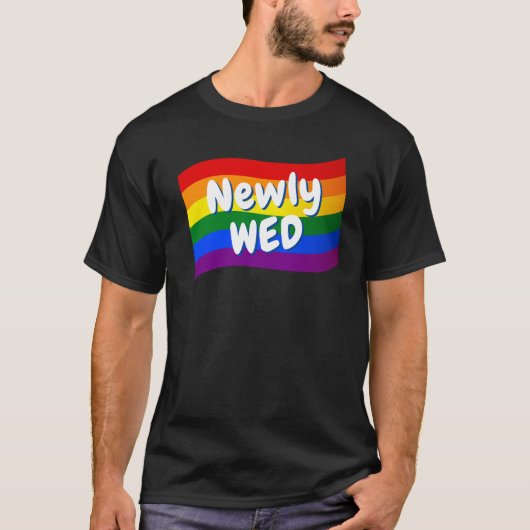 Rainbow Flag Pas getrouwd is net getrouwd met een  T-shirt (Voorkant)