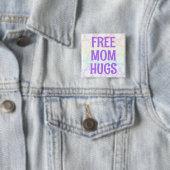 Rainbow Free Mom Knuffelt Button (In situ)