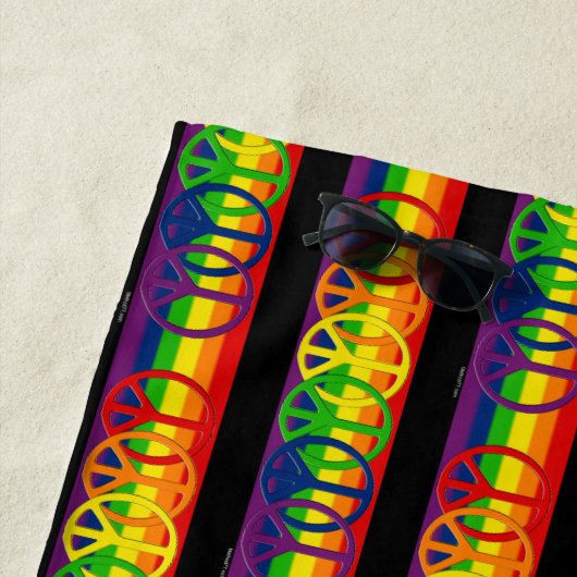 Rainbow Gay Peace Beach Handdoek (In situ)