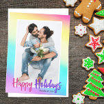 Rainbow Gay Pride Couple Foto Prettige feestdagen Briefkaart<br><div class="desc">prettige feestdagen in  roze en paars boven regenboogpastelkleuren. Kute en kleurrijke fotovakantie-briefkaart voor een LGBT-paar of LGBTQ-familie. Pas je eigen foto aan met een aangepast bericht op de achterkant.</div>