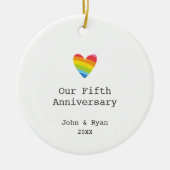 Rainbow Heart, gepersonaliseerd LGBT 5e Jubileum Keramisch Ornament (Voorkant)