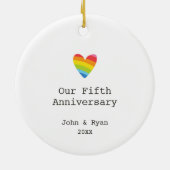 Rainbow Heart, gepersonaliseerd LGBT 5e Jubileum Keramisch Ornament (Achterkant)