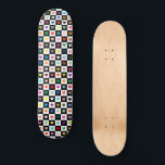 Rainbow Heart Grid Pattern Persoonlijk Skateboard<br><div class="desc">Een zwarte en witte zwarte dambord met een regenboog met gekleurde harten geeft dit skateboarddek een leuke vibe.</div>