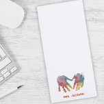 Rainbow Heart Handprint | Aangepaste leraar Magnetisch Notitieblok<br><div class="desc">Een perfect cadeau voor je favoriete leraar of vriend, dit schattige notitieblok is voorzien van regenbooghanddrukken die zijn voorzien van een stempel op het creëer van een hart in het midden. Voeg de naam van uw leraar toe aan dit leuke, persoonlijke notitiepad voor een extra speciaal cadeau tijdens de leerlingweek...</div>