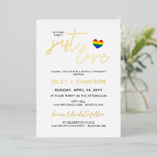 Rainbow Heart Niets Fancy, hou gewoon van LGBTQ Folie Uitnodiging (Staand Voorkant)