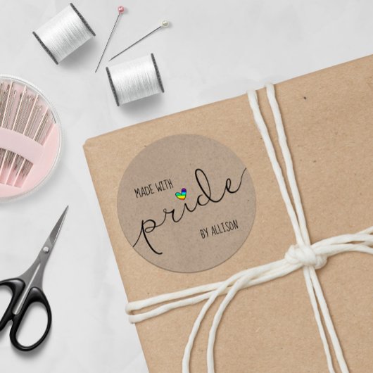 Rainbow Heart Script Typografie gemaakt met trots Ronde Sticker