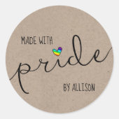 Rainbow Heart Script Typografie gemaakt met trots Ronde Sticker (Voorkant)