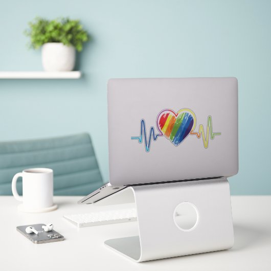 Rainbow Heartbeat | Artistieke Abstracte Gay Pride Sticker (Laptop op bureau)