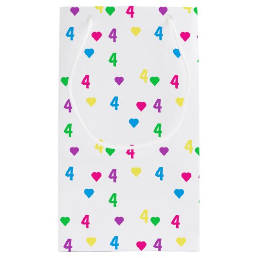 Rainbow Hearts 4e verjaardag Klein Cadeauzakje (Achterkant)