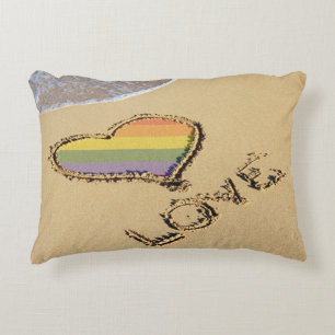 Rainbow-liefdeshart van de homo's in het zand accent kussen