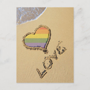 Rainbow-liefdeshart van de homo's in het zand briefkaart