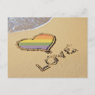 Rainbow-liefdeshart van de homo's in het zand briefkaart