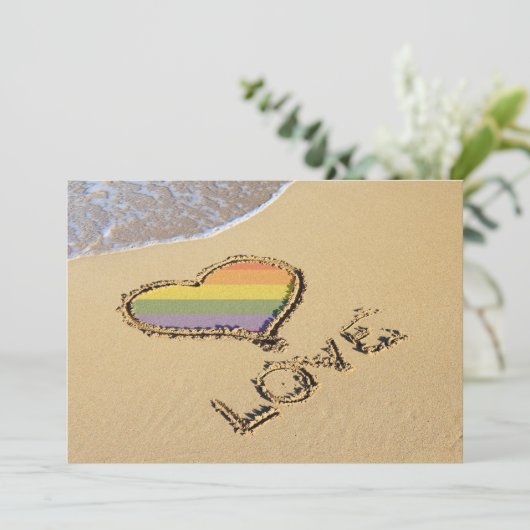 Rainbow-liefdeshart van de homo's in het zand save the date (Staand voorkant)