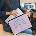 Rainbow Lila Monogram Laptophoes Laptop Sleeve<br><div class="desc">Rainbow Lila Monogram Laptophoes Bescherm uw laptop met deze regenboog, bleke paarse achtergrond en beige font laptophoes. Personaliseer het eenvoudig met uw eigen naam ( of een andere naam) door op de knop "PERSONALISEER DEZE SJABLOON" te klikken. Deze laptophoes is voor degenen die de laptop willen beschermen met een levendig...</div>