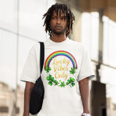Rainbow Lucky Vibes alleen shamrock Iers op zwart T-shirt