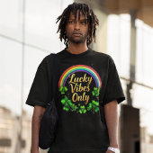 Rainbow Lucky Vibes alleen shamrock Iers op zwart T-shirt