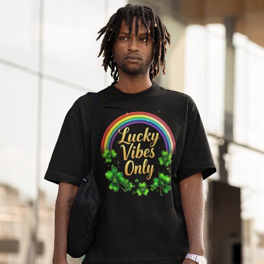 Rainbow Lucky Vibes alleen shamrock Iers op zwart T-shirt