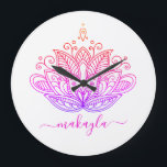 Rainbow Mandala Flower Bohemian Grote Klok<br><div class="desc">De door Bohemen geïnspireerde regenboogmandala-bloem-ontwerpklok is gepersonaliseerd met een naam. Deze mooie Boho-ontwerpklok is perfect voor de kamer van je tienerdochter.</div>