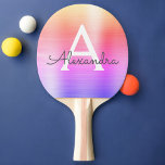 Rainbow Metallic Folie Monogram Naam Initiaal Tafeltennisbatje<br><div class="desc">Gouden,  Paarse en roze regenboog Pastel Ombre Faux Metallic Folie Elegant Monogram Ping Pong Paddle. Deze monogram Ping Pong Paddle kan worden aangepast om uw initiaal en voornaam op te nemen en maakt een geweldig meisjesverjaardags- of trouwvrijgezellenfeestgeschenk.</div>