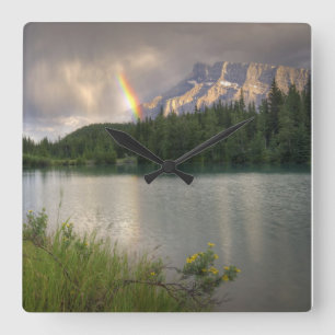 Rainbow & Mountains, Alberta, Canada Vierkante Klok
