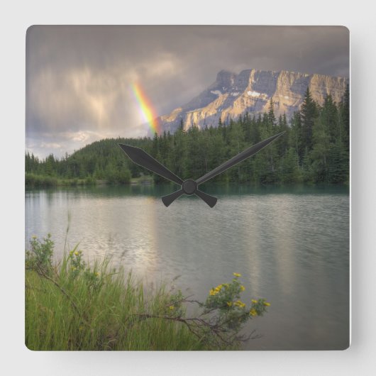 Rainbow & Mountains, Alberta, Canada Vierkante Klok (Voorkant)