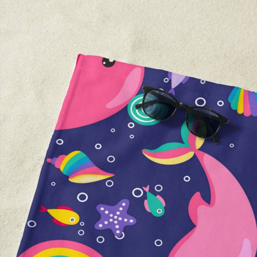 Rainbow Narwhal onder het Zee Meisjes gepersonalis Strandlaken (In situ)