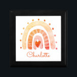 Rainbow Personalized Jewelry Box Cadeaudoosje<br><div class="desc">Een gepersonaliseerde boho-stijl waterverf regenboogjuwelen doos voor een jong meisje. Rode oranje en gele regenboog met strepen en levendig rood oranje hart.</div>