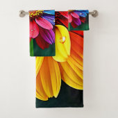 Rainbow Petal Flower Art Bad Handdoek (Insitu)