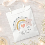 Rainbow Pink Heart Girl Baby shower Bedankzakje<br><div class="desc">Modern schattig boho pastel-baby shower voor regenboog waterverf bevoordeelt zakken voor een meisje; eenvoudig en zoet,  met een klein roze hartcentrum en knuppels,  blauwe en mosterdtinten. Zachte gedempte kleuren. Bied wat snoep of andere bevoordelingen aan in deze schattige gunstzakken. Geef ze door als je gasten aankomen of vertrekken.</div>