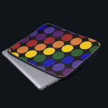 Rainbow Polka Dots on Black Laptop Sleeve<br><div class="desc">Rijen van regenbooggekleurde polakstippen bedekken een zwarte achtergrond. De compensatierijen vormen diagonalen van elke kleur: violet,  indigo,  blauw,  groen,  geel,  oranje en rood.  

 

 Digitaal gemaakt afbeelding. 
 Copyright © 2011 Claire E. Skinner. Alle rechten voorbehouden.</div>