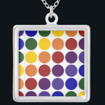 Rainbow Polka Dots on White Zilver Vergulden Ketting<br><div class="desc">Rainbooggekleurde polka-stippen worden gerangschikt in rijen op een witte achtergrond. De compensatierijen vormen diagonalen van elke kleur: viool, indigo, blauw, groen, geel, oranje, en rood. De witte achtergrond is eigenlijk transparant, dus je kunt het veranderen als je wilt. Klik op de knop "Aanpassen!" en selecteer vervolgens een "Afgedrukte achtergrondkleur" in...</div>