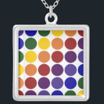 Rainbow Polka Dots on White Zilver Vergulden Ketting<br><div class="desc">Rainbooggekleurde polka-stippen worden gerangschikt in rijen op een witte achtergrond. De compensatierijen vormen diagonalen van elke kleur: viool, indigo, blauw, groen, geel, oranje, en rood. De witte achtergrond is eigenlijk transparant, dus je kunt het veranderen als je wilt. Klik op de knop "Aanpassen!" en selecteer vervolgens een "Afgedrukte achtergrondkleur" in...</div>
