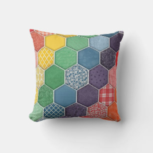 Rainbow Quilted Hexagon Kussen