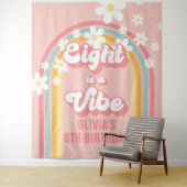Rainbow Retro Eight is een Vibe Groovy 8e Verjaard Wandkleed (In situ)