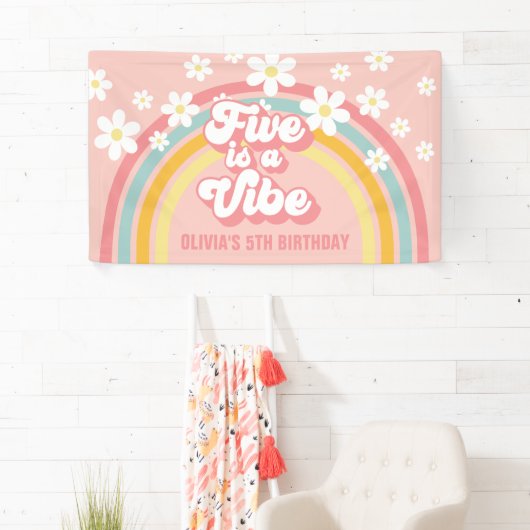 Rainbow Retro Five is een Vibe Groovy 5e verjaarda Spandoek (Insitu)