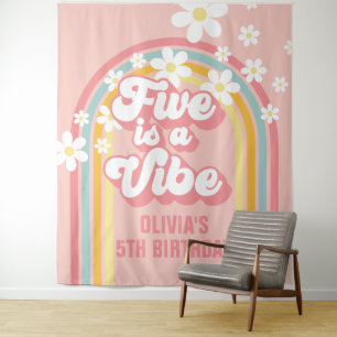 Rainbow Retro Five is een Vibe Groovy 5e verjaarda Wandkleed