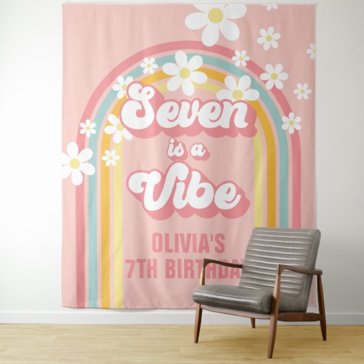 Rainbow Retro Seven is een Vibe Groovy 7de Verjaar Wandkleed (In situ)
