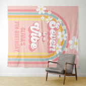 Rainbow Retro Seven is een Vibe Groovy 7e Verjaard Wandkleed (In Situ (horizontaal))