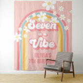 Rainbow Retro Seven is een Vibe Groovy 7e Verjaard Wandkleed (In situ)