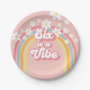 Rainbow Retro Six is een Vibe Groovy 6de verjaarda Papieren Bordje