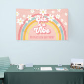 Rainbow Retro Six is een Vibe Groovy 6e verjaardag Spandoek (Beurs)