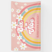 Rainbow Retro Six is een Vibe Groovy 6e verjaardag Spandoek (Verticaal)