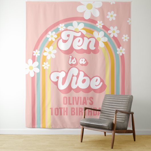 Rainbow Retro Ten is een Vibe Groovy 10de verjaard Wandkleed (In situ)