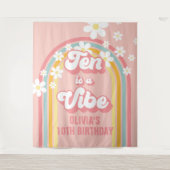 Rainbow Retro Ten is een Vibe Groovy 10de verjaard Wandkleed (Voorkant)