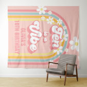 Rainbow Retro Ten is een Vibe Groovy 10e verjaarda Wandkleed (In Situ (horizontaal))