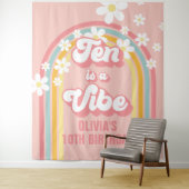 Rainbow Retro Ten is een Vibe Groovy 10e verjaarda Wandkleed (In situ)