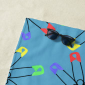 Rainbow Safety Pin Beach Towel Strandlaken (In situ)