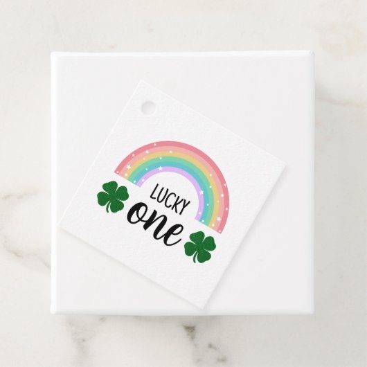 Rainbow & Shamrock Lucky One First Birthday Square Bedankjes Labels (In situ)