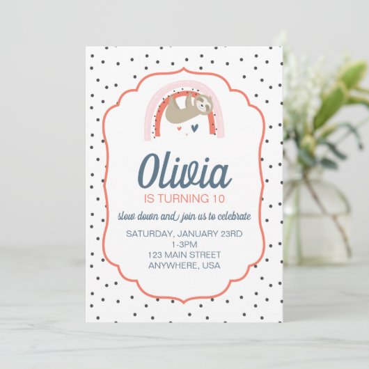 Rainbow Sloth Verjaardagsfeest Uitnodigen Kaart (Staand voorkant)