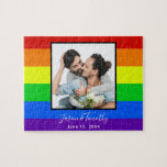 Rainbow Striped LGBTQ Couple Photo Jubileum Legpuzzel<br><div class="desc">Deze gedurfde cadeautje voor een gestreept bruiloft uit de regenboogstriped bruiloft bevat een aangepast romantisch LGBTQ-verloving foto voor een homoseksueel of lesbisch koppel dat van heldere en kleurrijke cadeaus houdt. Pas uw naam en verjaardagsdatum aan op de rode,  oranje,  gele,  groene,  blauwe en paarse strepen.</div>
